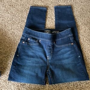 Levi totally shaping pull on skinny jeans, size 4S